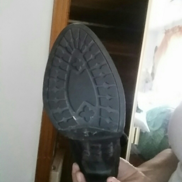 Shoes - Picture 2 of 4